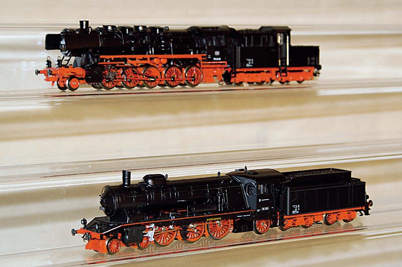 Dampflok mit Tender, MÄrklin, 80er/90er Jahre, Spur HO, Nr. 3711, im orig. Karton, unbespielt (Pos. unten)