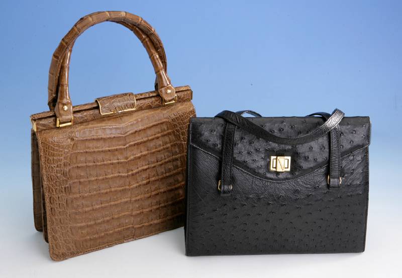 Damenhandtasche aus Straußenleder schwarz, Inneneinrichtung: hellbraunes Wildleder, 3 große und 3 kleine FÄcher (davon 1 mit Reiß- ...