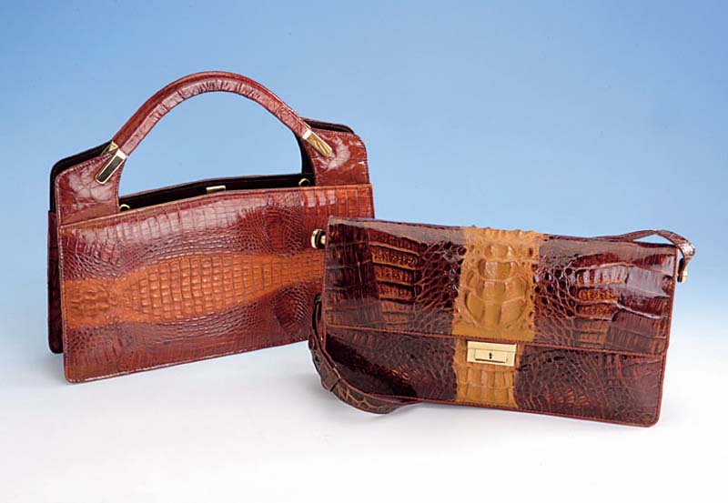 Damenhandtasche aus cognacbraunem Alligator- leder, Babyalligatorleder aus RÜcken- und seitenpartien, Monturen vergoldet, Innenein- richtung aus ...