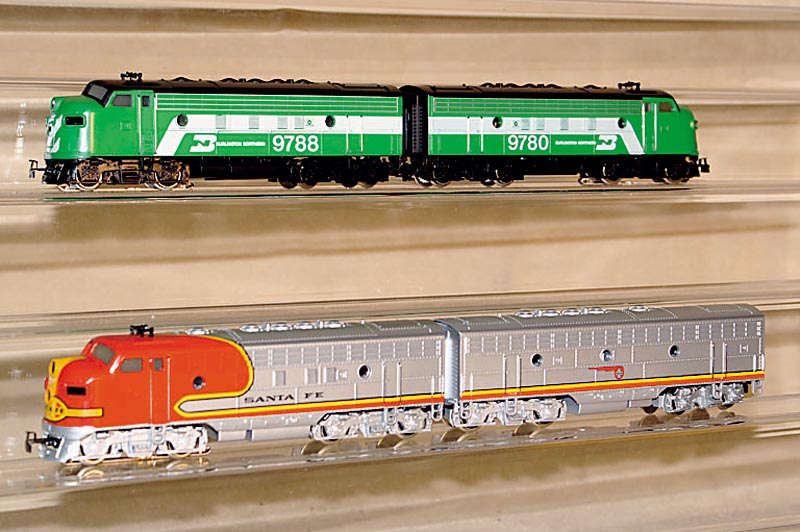 Diesel-elektrische Lok, MÄrklin, 80er Jahre, Spur HO, Nr. 3181 (mit Antrieb) und Nr. 4181 (ohne Antrieb), hellgrÜn, beide im orig. Karton, ...