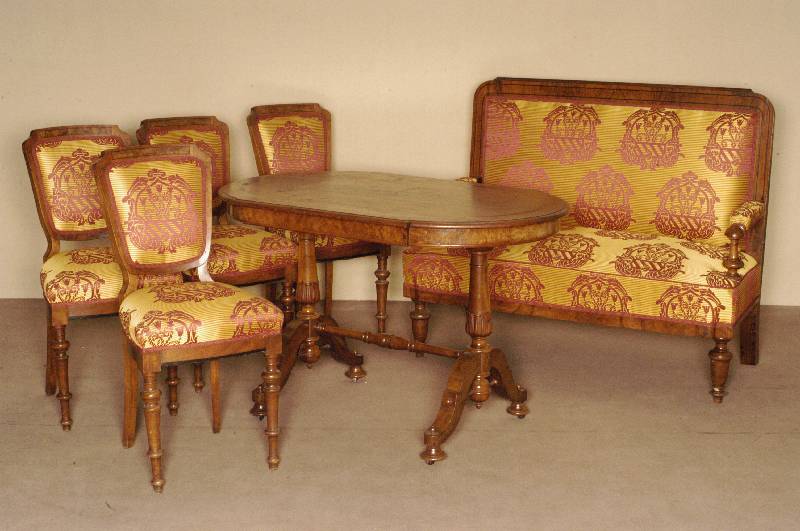 Salongarnitur bestehend aus Tisch, 2-sitzer Sofa und 4 StÜhle, deutsch, um 1880/90, z.T. Nußbaum massiv, von bester QualitÄt, eklektizistisch, ...