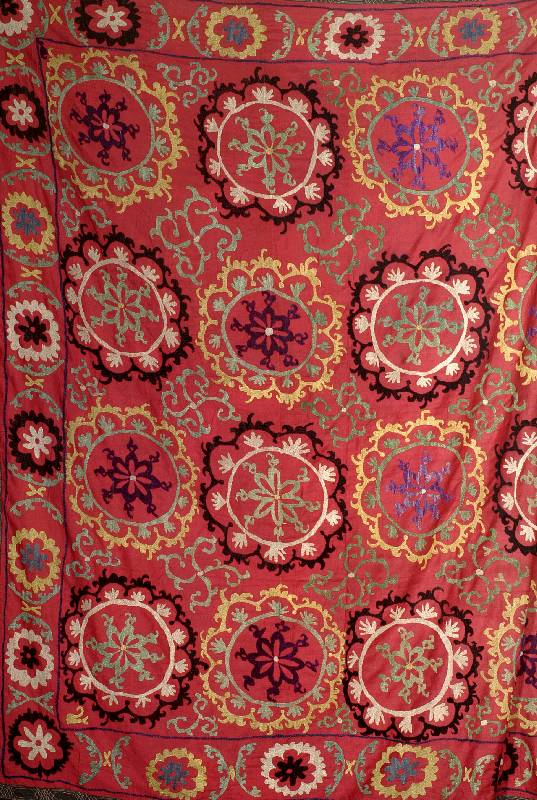 Suzani, Uzbekestan, um 1900, Wolle auf Baumwolle, ca. 218 x 190 cm, Schätzwert: 2200.- EURO, EHZ: 2