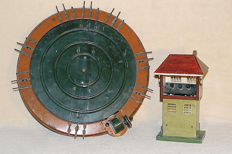 Drehscheibe, MÄrklin, 1925-1937, Spur 0, Blech, wohl Nr. CE 2128/0 El., Mittelschiene fehlt, 8 GleisanschlÜsse, Kurbel intakt, Drehscheibe ...