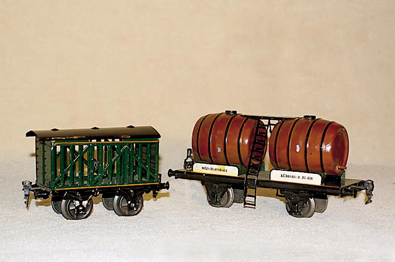 Vieh/FrÜchtewagen, MÄrklin, Spur 0, 1903-1922, 1809, Blech, dunkelgrÜn, 2 SchiebtÜren, durchbrochene SeitenwÄnde, l. Altersspuren, kleinere ...