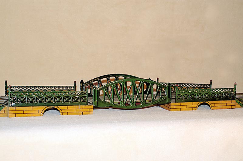 GitterbogenbrÜcke, MÄrklin, 1906-1921, Spur 0 , Blech, bunt lithographiert, Nr. 2506, mit 2 VorluftbrÜcken, mit seitl. Ziergittern und ...