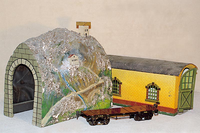 Konvolut MÄrklin und Kibri, um 1920, Spur 0, best. aus 2 Tunneln, 1 x MÄrklin, 1 x Kibri, dazu ein Lokschuppen (TÜren stÄrker bespielt), dieser ...