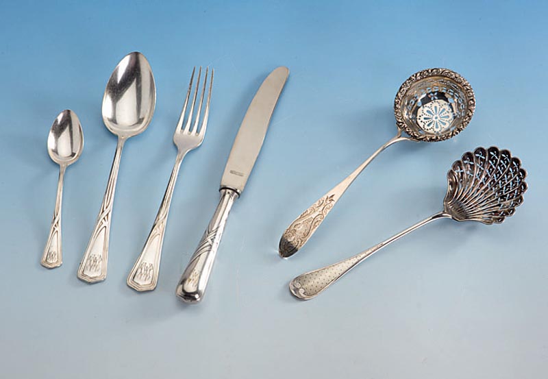 Konvolut 2 ZuckerstreulÖffel, Silber, 1 x Niederlande um 1840/50, 1 x Frankreich 1860, jeweils schÖne SÄgearbeit, graviert, 1 x rÜck- seitig ...