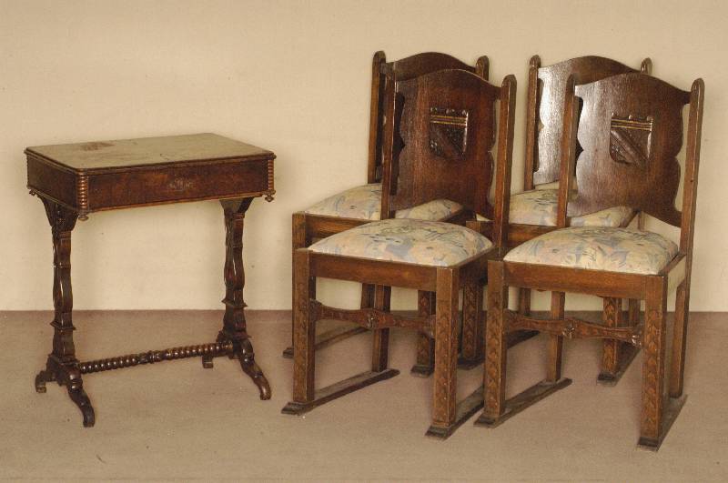 NÄhtischchen, deutsch/wohl Gegend um Mainz, um 1850, Gestell Nußbaum massiv, 2-wangig, in sich Anspielung auf Lyraform, mit ...