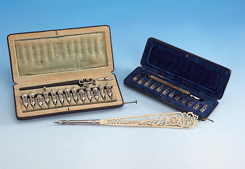 Konvolut SchreibgerÄte, 1 x Federhalter um 1914/16, Griff Bein, m. Bes.-Inschr.; 1 x Pelikan Graphos, kpl. in orig. Etui; 1 x Standardgraph, ...