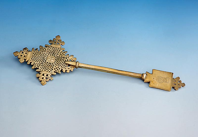 Vortragekreuz Äthiopien um 1900, Messing, reich graviert, z.T. nachgestochen, L ca. 33 cm