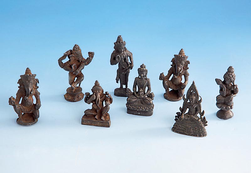 Konvolut 8 lamaistische bzw. Hinduistische Gottheiten, Indien um 1900, Zinn und Gelb- guß, z.T. Äußerste fein, darunter 4 x Ganesh, 3 x Buddha ...