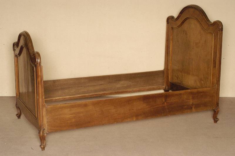 Einzelbett, deutsch, um 1890, Kopf- und Fußteil auf Rahmen gearbeitet, Nußbaum massiv, 3-fach geschwungen, Schnitzereien aus dem Vollholz, ...