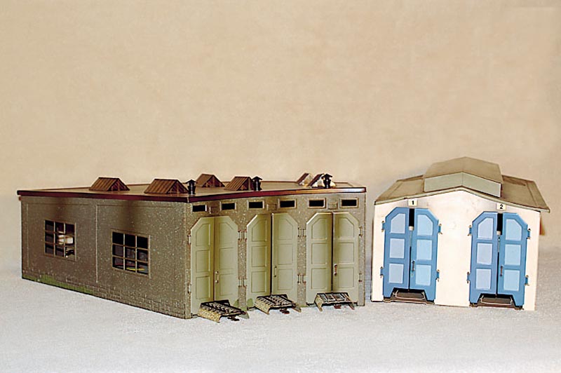 Lokschuppen, MÄrklin, 50er Jahre, Blech, grÜn/graues Dach, dieses partiell mit Klebespuren, sonst guter zustand, l. bespielt (Pos. rechts)