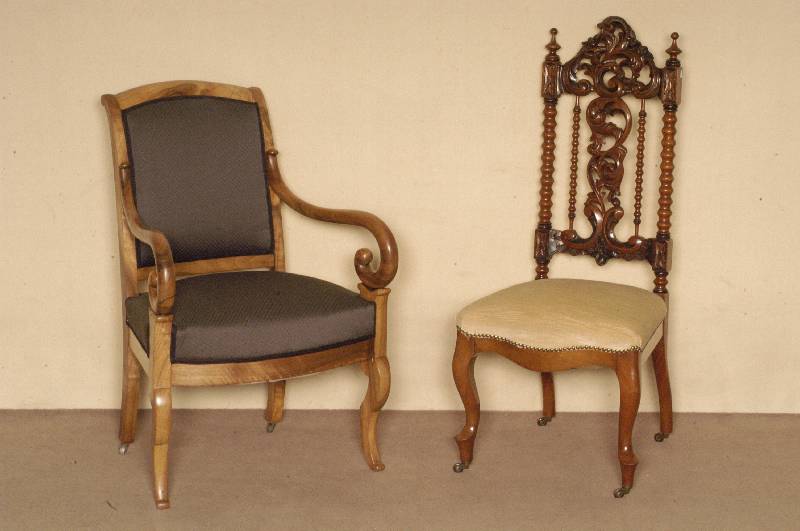 Stuhlsessel, Frankreich, um 1820/30, ausgesuchtes Nußbaum- bzw. Wurzelnußholz, allseitig geschweift, Armlehnen in Form von großzÜgigen ...