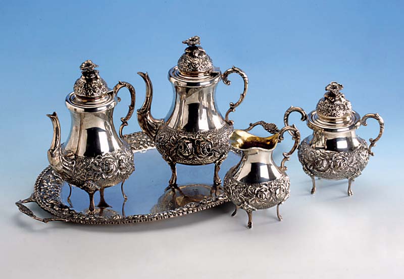 Kaffee-/Moccaservice, 900er Silber, USA um 1900/10, best. aus: Kaffeekanne H. ca. 23 cm, Moccakanne H. ca. 23 cm, Zuckerdose mit Deckel innen ...