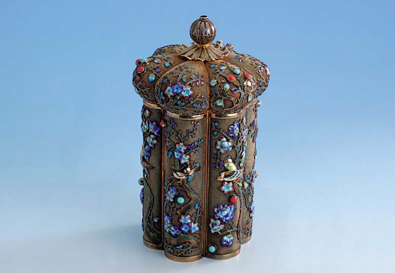 Schwere Bonbonniere, China um 1960, Silber gepr., total ca. 550 g, fester Mantel in Filigranarbeit, 6-fach gewÜlstet, aufgelegte Silberappliken, ...