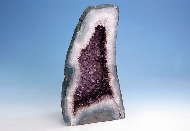 Große Amethystdruse, ca. 44 x 20 cm, Schnittstelle geschl. und poliert, gute Kristallausarbeitung
