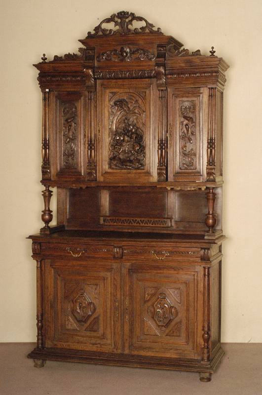Buffetschrank, Frankreich, um 1880, Eiche massiv, Eichefurnier, dreitÜriges Oberteil, zwei TÜren verglast, MitteltÜr mit vollplastischer ...