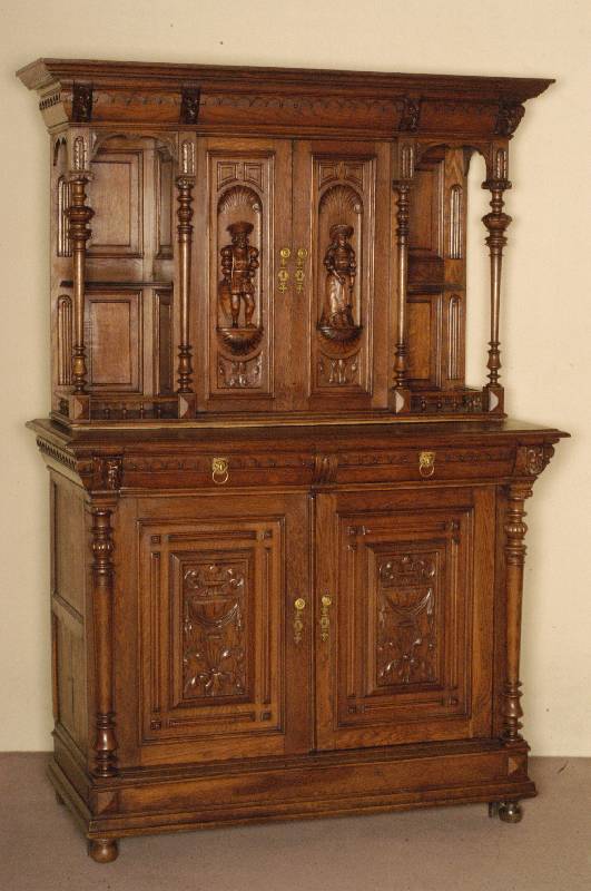 Aufsatzschrank, Flandern, um 1870, Eiche massiv, auf KugelfÜßen, Unterteil Lisenen mit gedrechselten VollsÄulen, 2 TÜren, FÜllungen ...