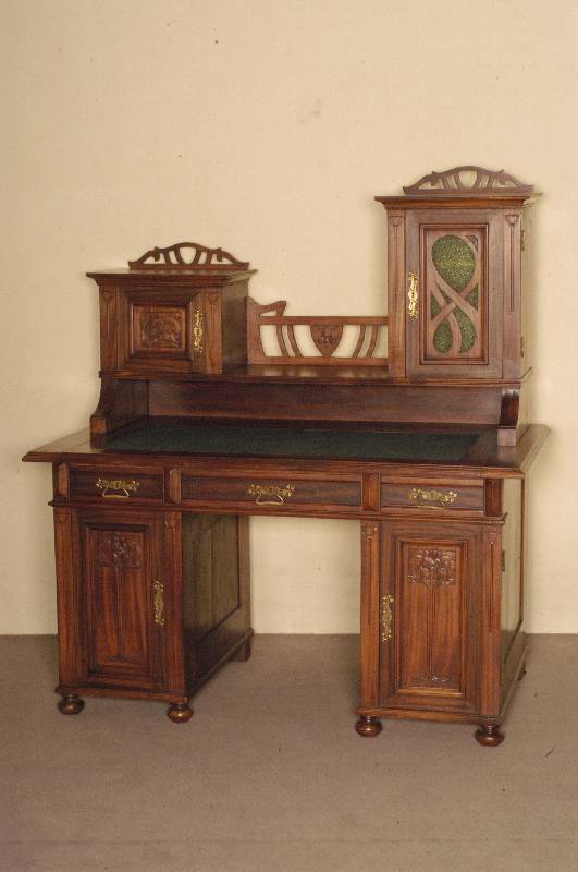 Schreibtisch mit Aufsatz, deutsch, um 1900, Jugendstil, Korpus Weichholz, Nußbaumfurnier, auf KugelfÜßen, TÜrfÜllungen mit typischem ...