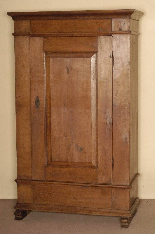 Brotschrank, deutsch, um 1820, wohl Westfalen, Eiche massiv, auf Kufen, diese wohl spÄter, 1-tÜrig, mit kassettierten FÜllungen, Kopfleiste ...