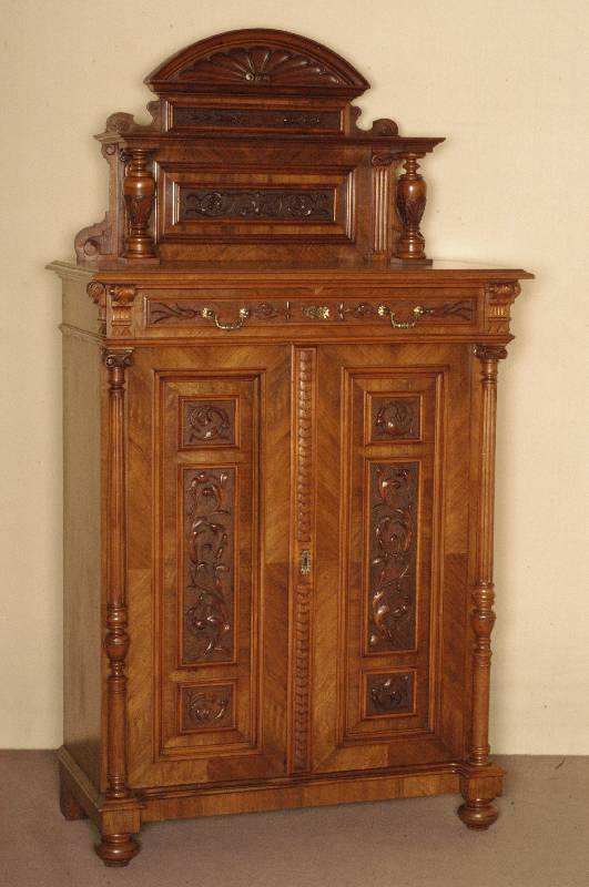 Vertiko, deutsch, um 1880, GrÜnderzeit, Korpus Weichholz, Front z.T. auf Rahmen gearbeitet, Inlets mit geschnitzten FÜllungen, Lisenen mit ...