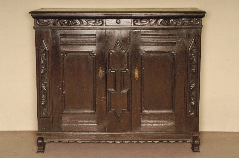 Anrichte, deutsch, um 1780, Eiche massiv, auf Kufen, 2 TÜren, FÜllungen mit Leistenverzierung, Lisenen mit aufgesetzten Schnitzereien aus dem ...