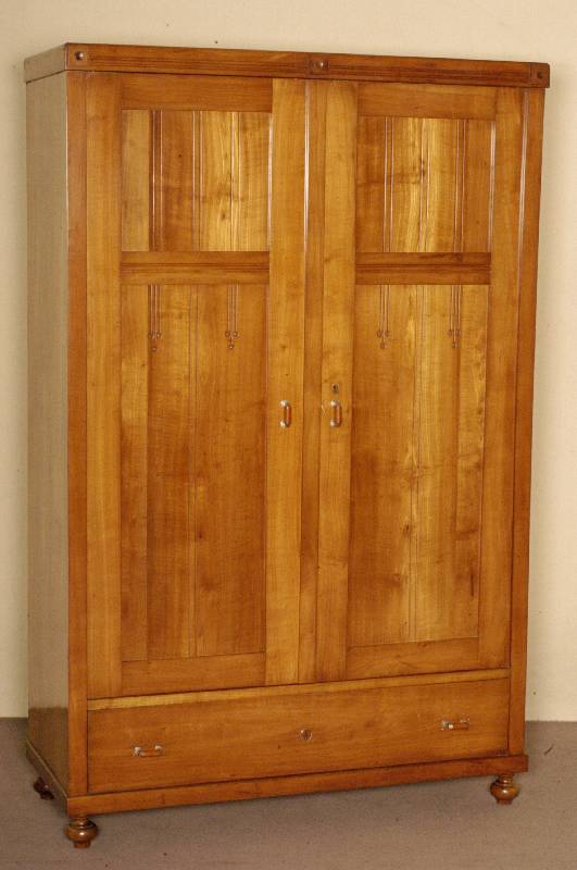 Schrank, im Stil von 1910/20, Kirschholz massiv, zweitÜrig, Zugriffe sekundÄr, kÖnnen entfernt werden, SchlÜsselschild fehlt, Schublade ...