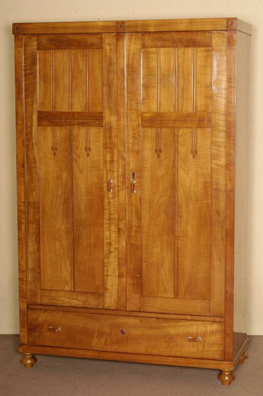 Schrank, im Stil von 1910/20, Kirschholz massiv, zweitÜrig, Zugriffe sekundÄr, kÖnnen entfernt werden, Schublade schließt nicht, Alters- und ...