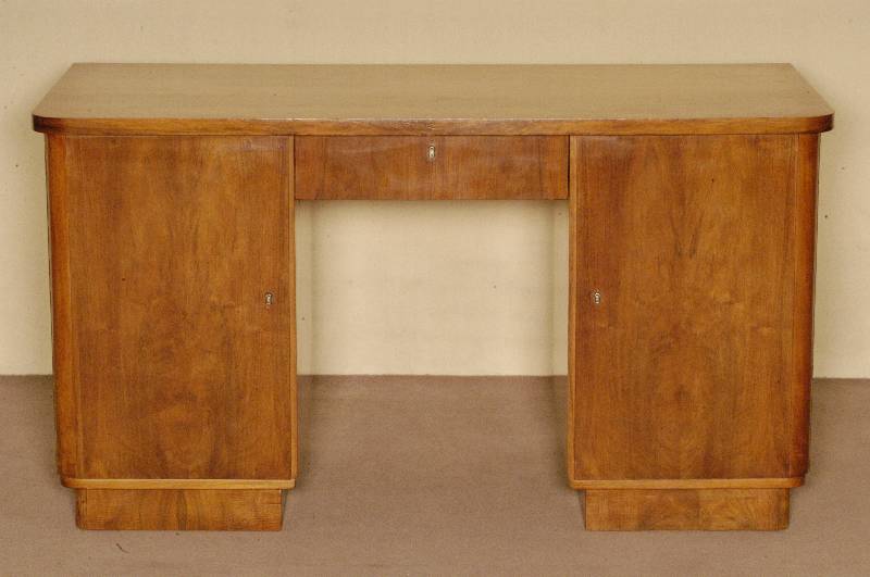 Schreibtisch, um 1950/55, Nußholz furniert, vierschÜbige Inneneinteilung und 2 FÄcher, Furnier allseitig, frei stellbar, reizvoll und praktisch, ...