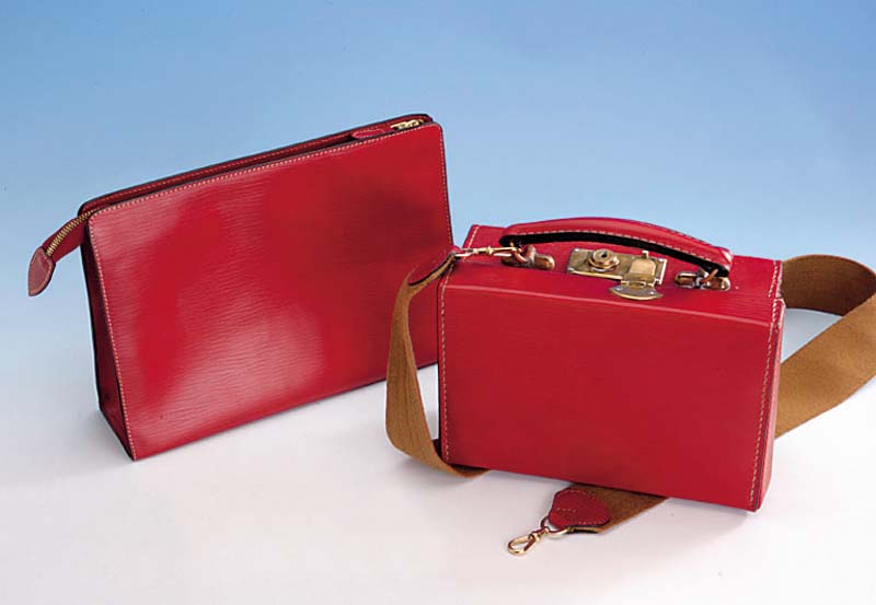 Set GOLDPFEIL: KÖfferchen und Kosmetiktasche, rotes Leder, SchlÜssel anbei, KÖfferchen mit UmhÄngeriemen, ca. 22.5 x 16 x 9 cm bzw. 27.5 x 20 ...
