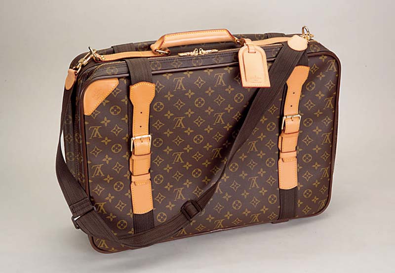 Kleiner Koffer LOUIS VUITTON, typ. Design, Innenfach, UmhÄngeriemen, ca. 52 x 37 x 12 cm