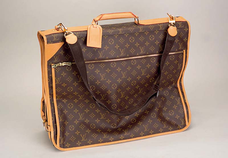 Kleidersack LOUIS VUITTON, typ. Design, Reißverschluß, UmhÄngeriemen, ca. 45 x 55 cm (geklappt), 2 KleiderbÜgel