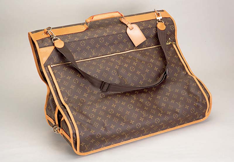 Kleidersack LOUIS VUITTON, typ. Design, Reißverschluß, UmhÄngeriemen, ca. 46 x 60 cm (geklappt), 5 KleiderbÜgel