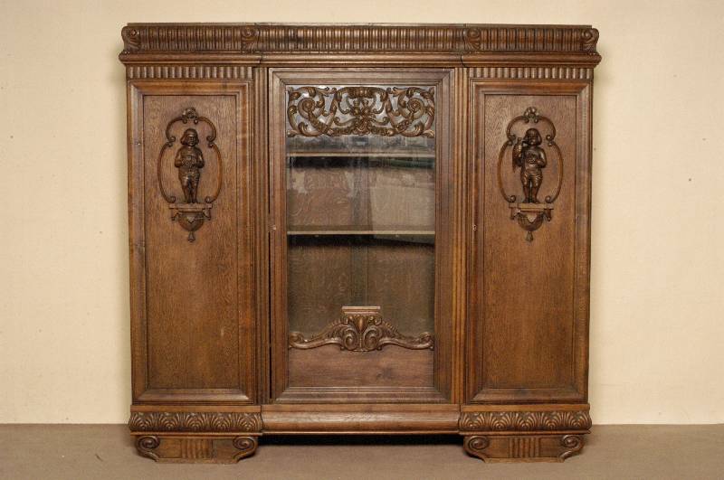 BÜcherschrank, deutsch, um 1910, Korpus Weichholz und Eiche massiv, Eichefurnier, Front in sich 3-fach gegliedert, mit seitlichen ...