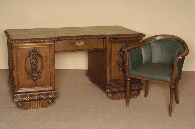 Schreibtisch, deutsch, um 1910, Barockstil mit Renaissanceelementen und Jugendstileinfluß, Korpus Eiche und Weichholz massiv, Eichefurnier, Front ...