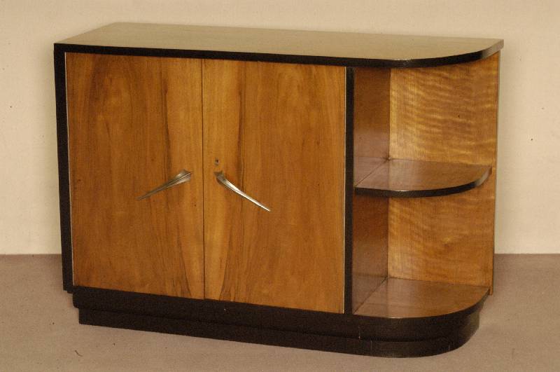ArtDeco-Sideboard, Frankreich, um 1920, kaukasischer Nußbaum in gespiegeltem Bild furniert, zum Teil schwarz abgesetzt, seitlich geschwungene ...