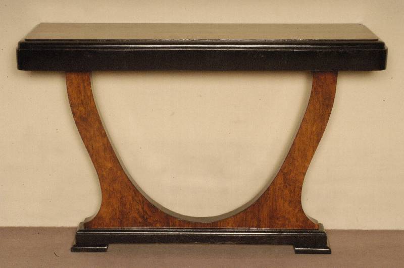 ArtDeco-Wandkonsole, Frankreich, um 1920, in Rosenholz furniert, zum Teil schwarz abgesetzt , Fuß in typischer Lyra-Form, restaurierter ...