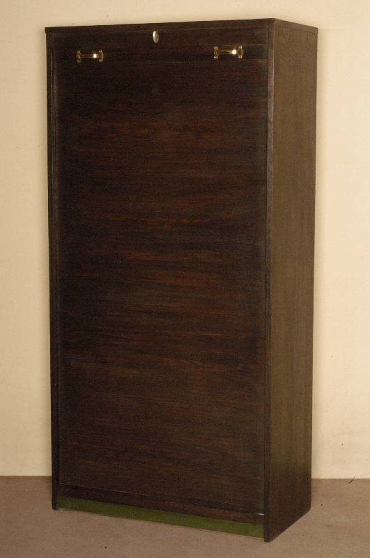 Rollkontor, England, um 1940, dunkel gebeizt und gewachst, feingliedrige Rollsektion, Messinggriffe, abschließbar, ca. 165x82x41 cm