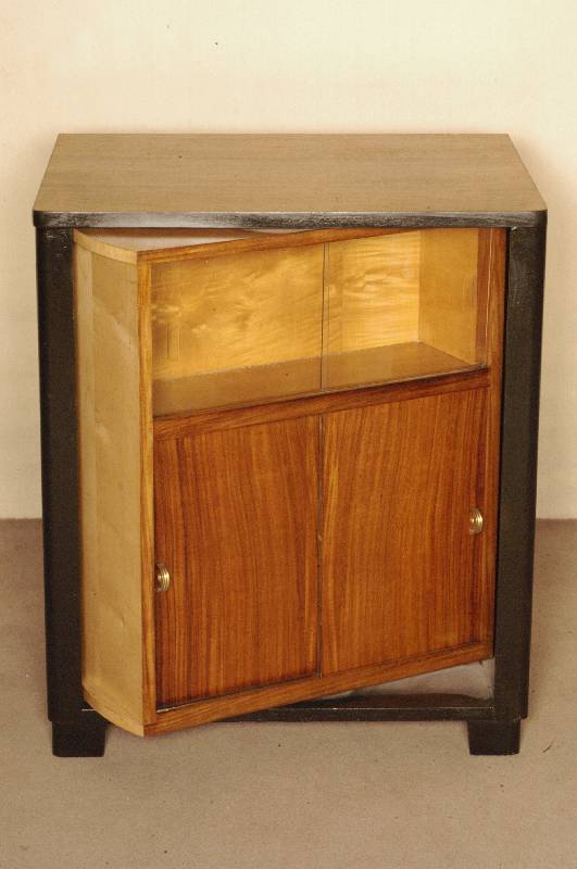 ArtDeco-Bar, Frankreich, um 1930, Palisanderfurnier, zum Teil schwarz abgesetzt, kubistisch geformter Korpus, um 360 Grad drehbares und aufwendig ...