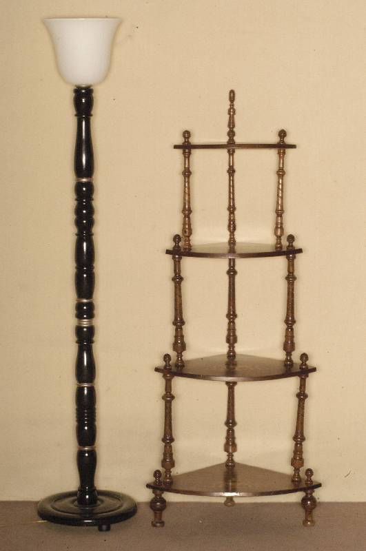 Stehlampe, ArtDeco, Frankreich, um 1920, Fuß Hartholz, schwarz glÄnzend, mit silber gefaßten Zierelementen, mehrfach durchbrochen, tulpenfÖrmig ...