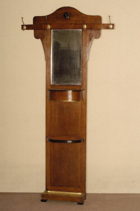 Jugendstilgarderobe, Österreich/Wien, um 1910 , Eiche zum Teil schwarz abgesetzt, umlaufend facettierter Spiegel, aufklappbares Handschuhfach, ...