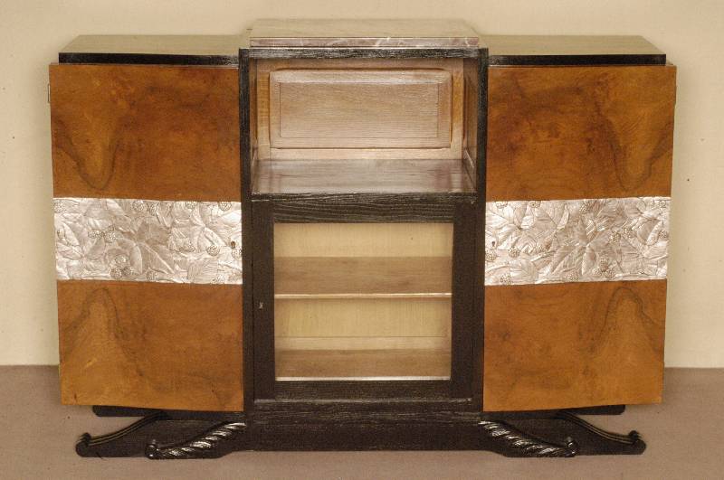 ArtDeco-Sideboard, Frankreich/Paris, um 1920 , Eiche und Nußbaum (Wurzelholz) in gespiegeltem Bild furniert, zum Teil schwarz abgesetzt, ...