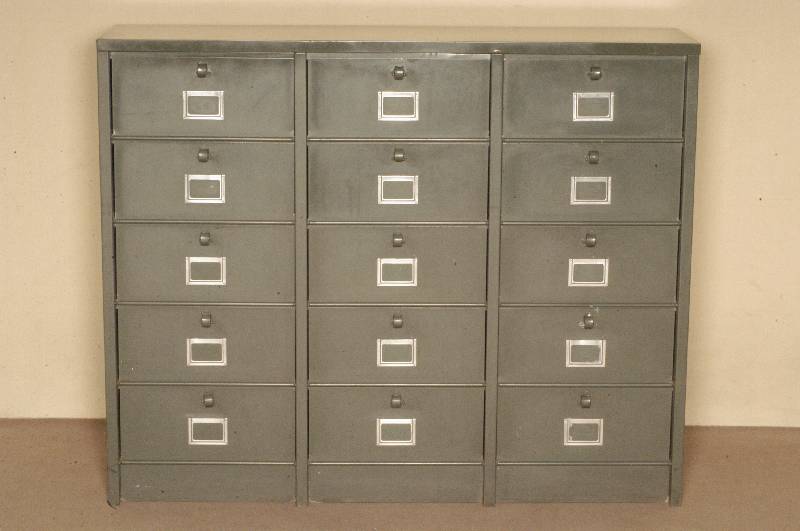 Apotheker-Schrank, Frankreich, um 1930, schwere AusfÜhrung in Metall, aufklappbare FÄcher mit verchromten Beschriftungsfenstern, minimale ...