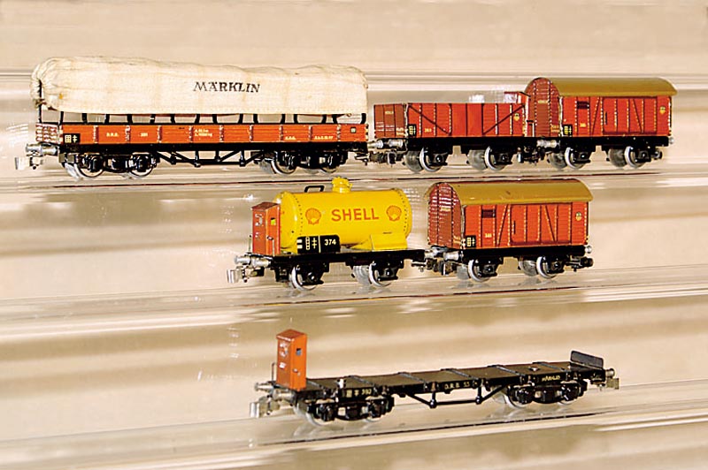 Konvolut GÜterwagen, MÄrklin, 30er/40er Jahre, Spur HO, best. aus: Planwagen Nr. 393 (Aufschrift 391), Rungenwagen Nr. 392 (Rungen fehlen), 2 x ...