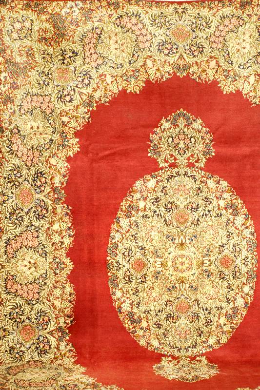Kerman Alt, Persien, um 1940, Wolle auf Baumwolle, ca. 375 x 278 cm, Schätzwert: 3000.- EURO, EHZ: 3-4. Schöner Kerman Teppich gehalten in einen ...