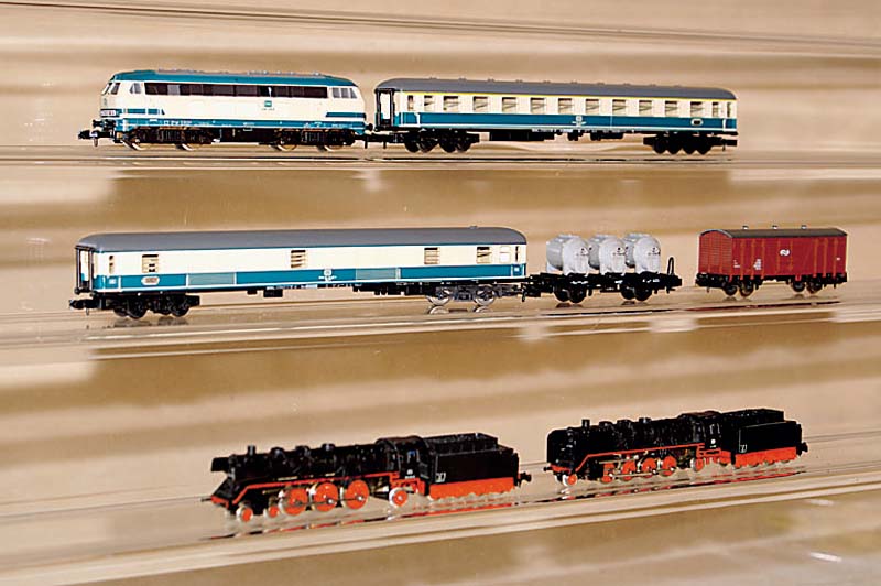 2 MÄrklin-Mini-Club-Dampf-Loks, wohl 80er Jahre, Nr. 8885 und 8827, beide intakt, l. bespielt, beide im orig. Karton