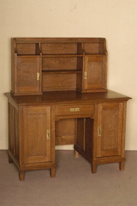 Schreibtisch mit Aufsatz, deutsch, um 1910, Korpus Weichholz, Eiche massiv, z.T. furniert, auf eckigen FÜßen, Unterteil 2 TÜren und Schublade, ...