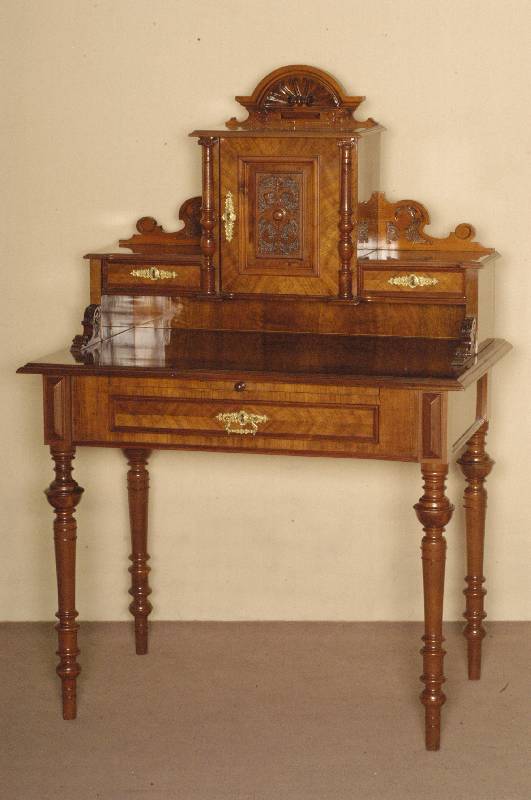 Damenschreibtisch, deutsch, um 1880, GrÜnderzeit, Korpus Weichholz, Nußbaumfurnier, gedrechselte Beine, unter der Arbeitsplatte Schublade und ...