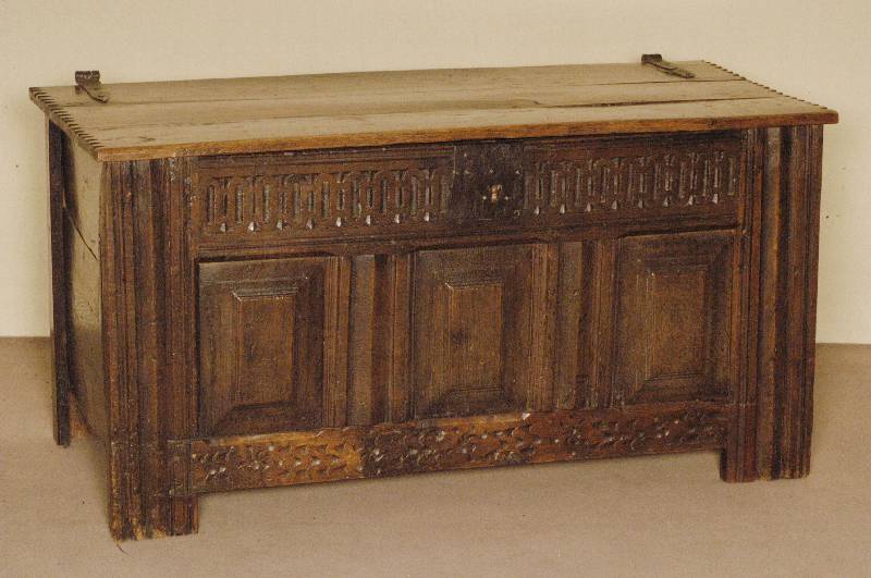 Flachdeckeltruhe, deutsch, um 1800, Eiche massiv, Front Lisenen kanneliert, 3 kassettierte FÜllungen, Boden und Schloßleiste geschuppt, ohne ...